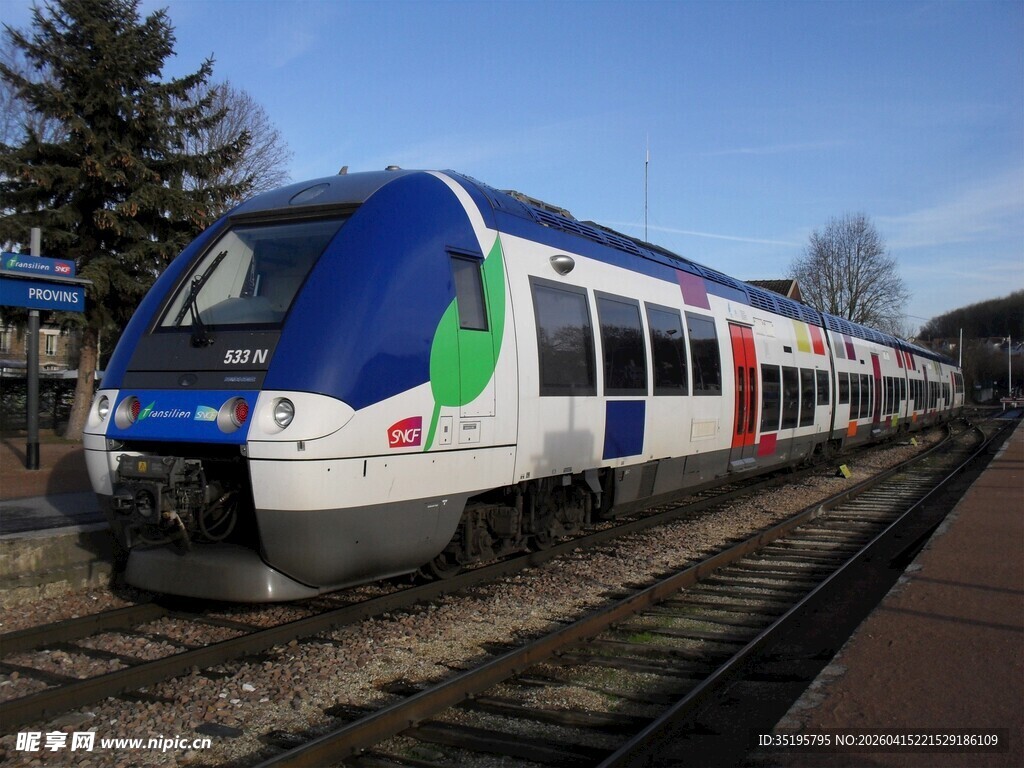 彩色列车停靠在铁轨旁