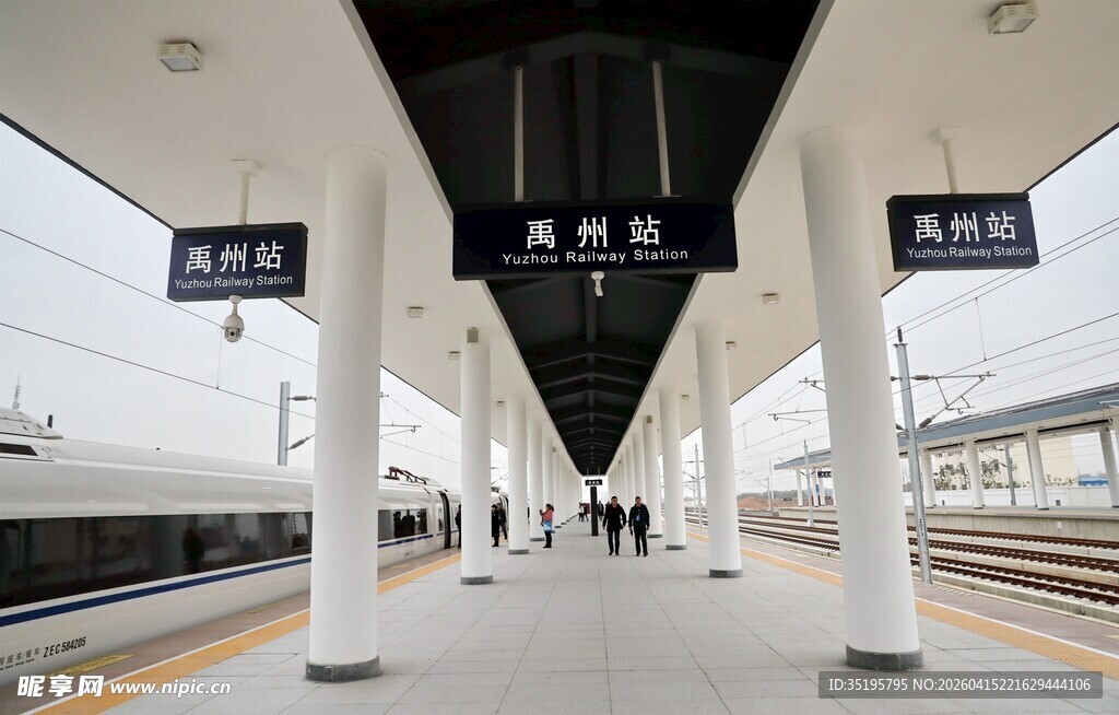现代高铁站空旷候车区域