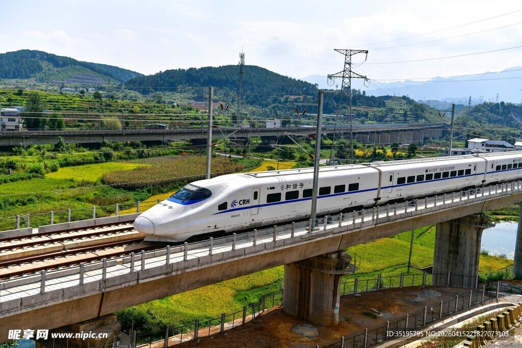 高速列车穿梭于青山绿水间