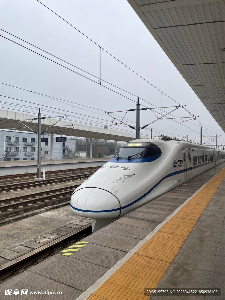 高铁站台上的高速列车