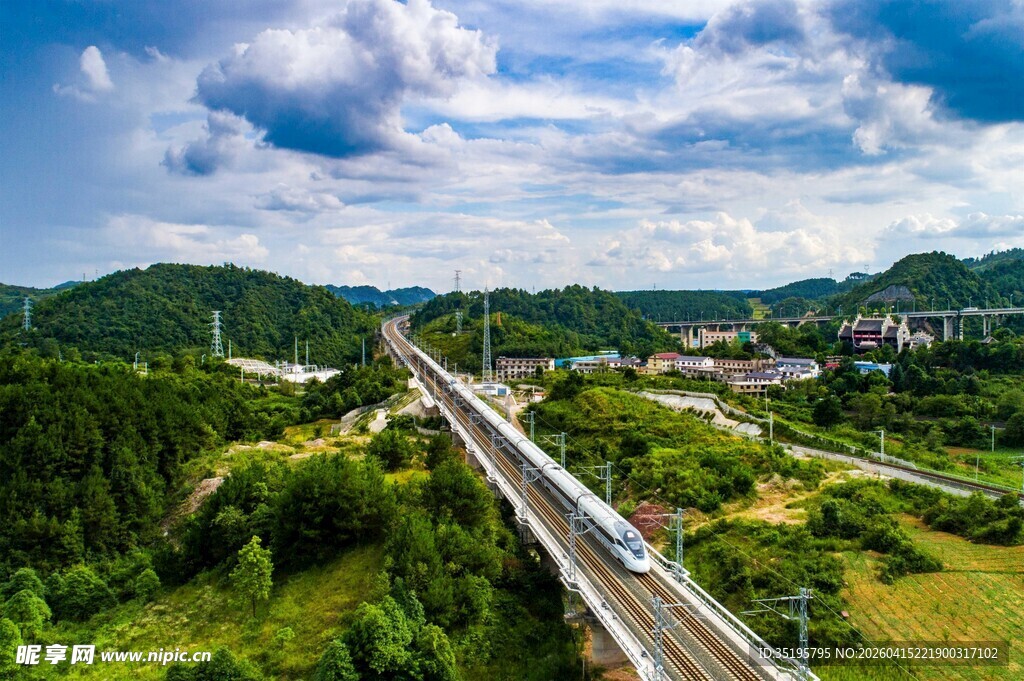 高铁穿梭于青山绿野间
