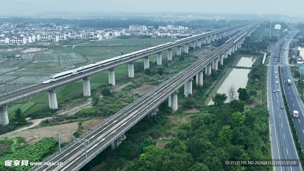 俯瞰交错的铁路高架桥