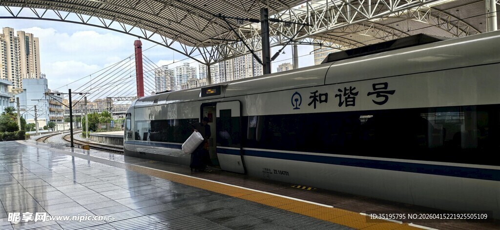 站台边的高速列车