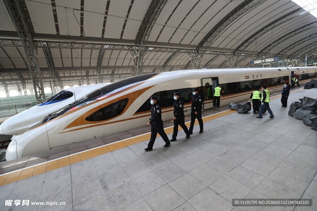 高铁站台上的高速列车