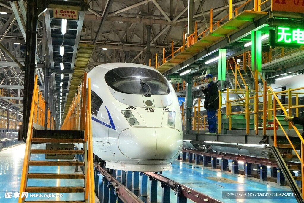 高铁列车在工厂内组装场景