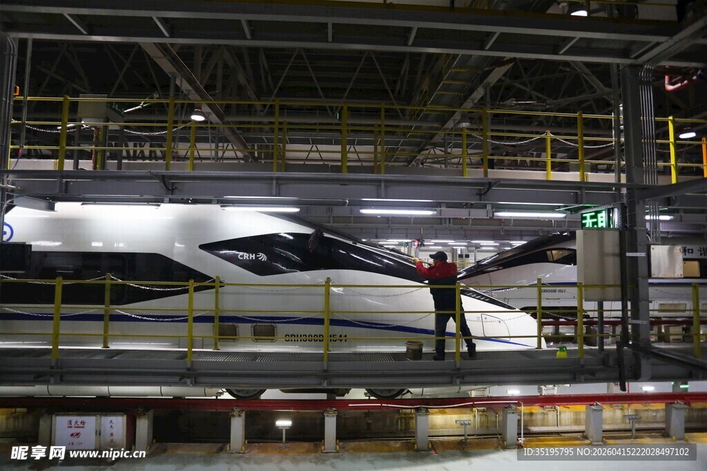 工人检修高速列车