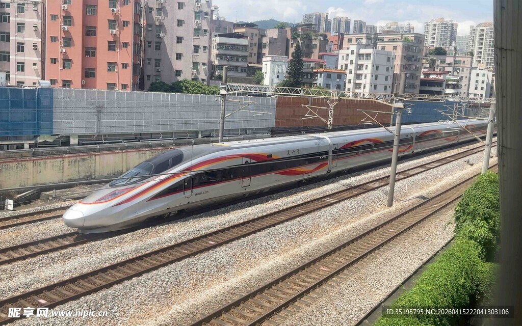 高速列车穿梭城市间