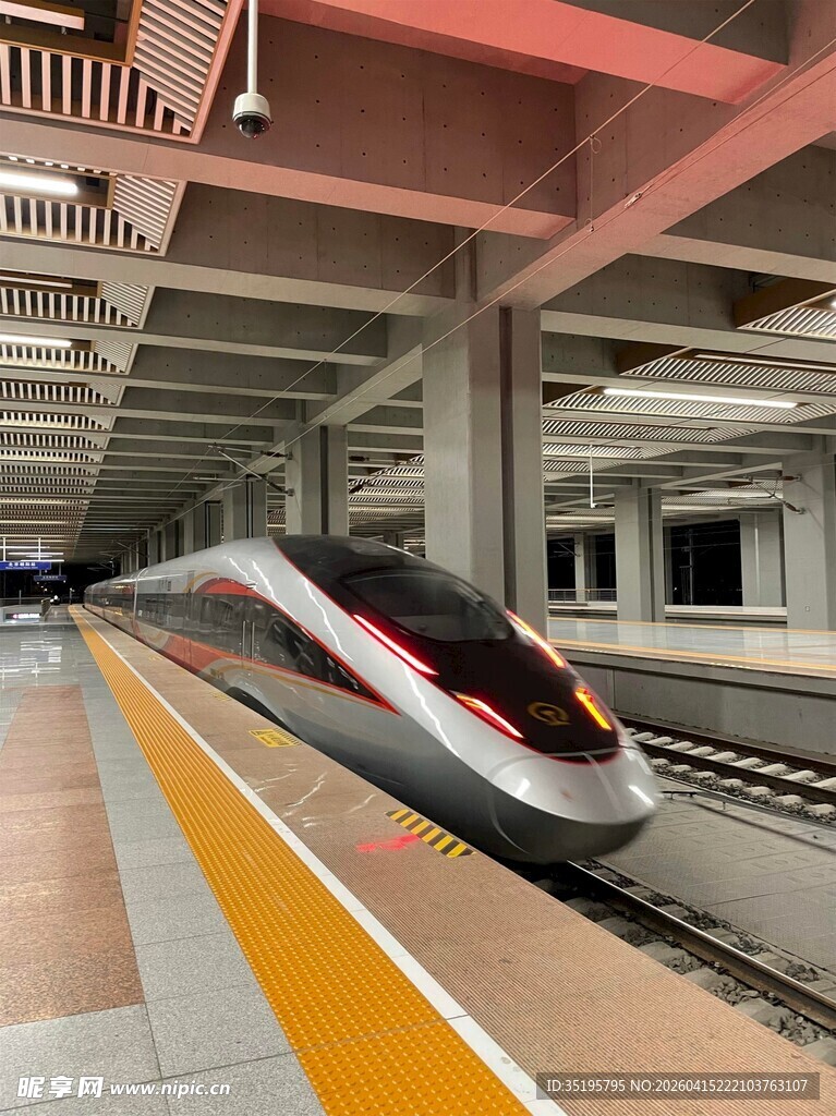 高铁站台上的高速列车