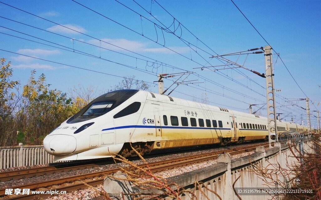 高速行驶的现代化动车组