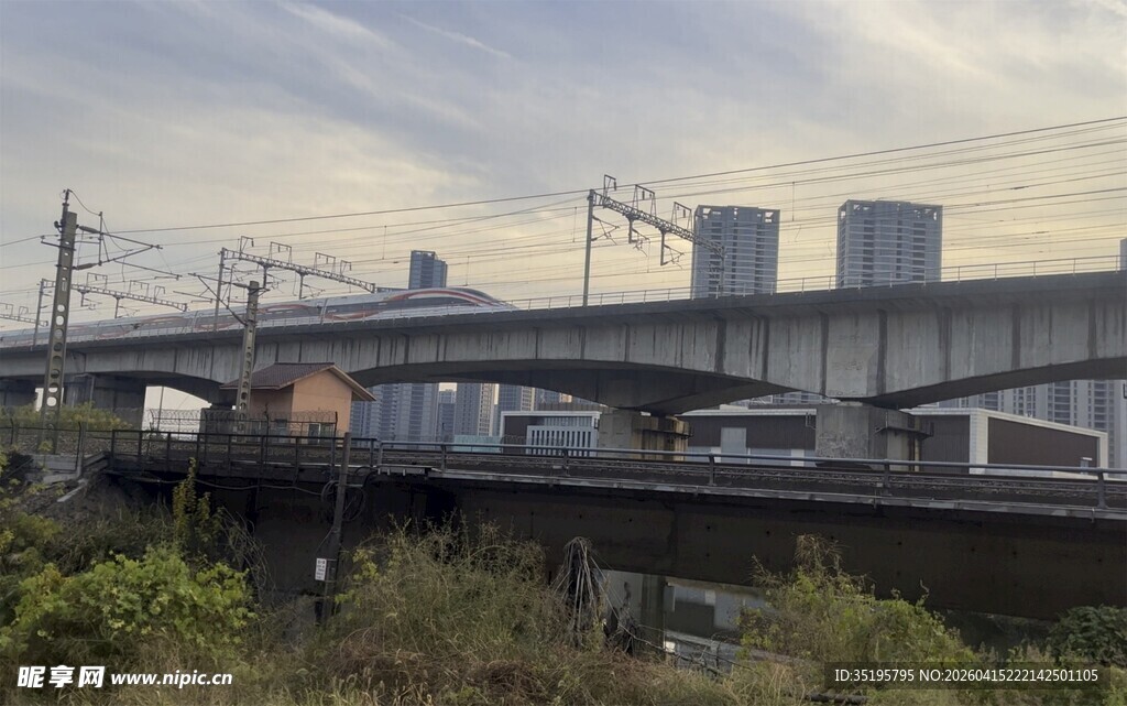 城市铁轨与远处建筑群