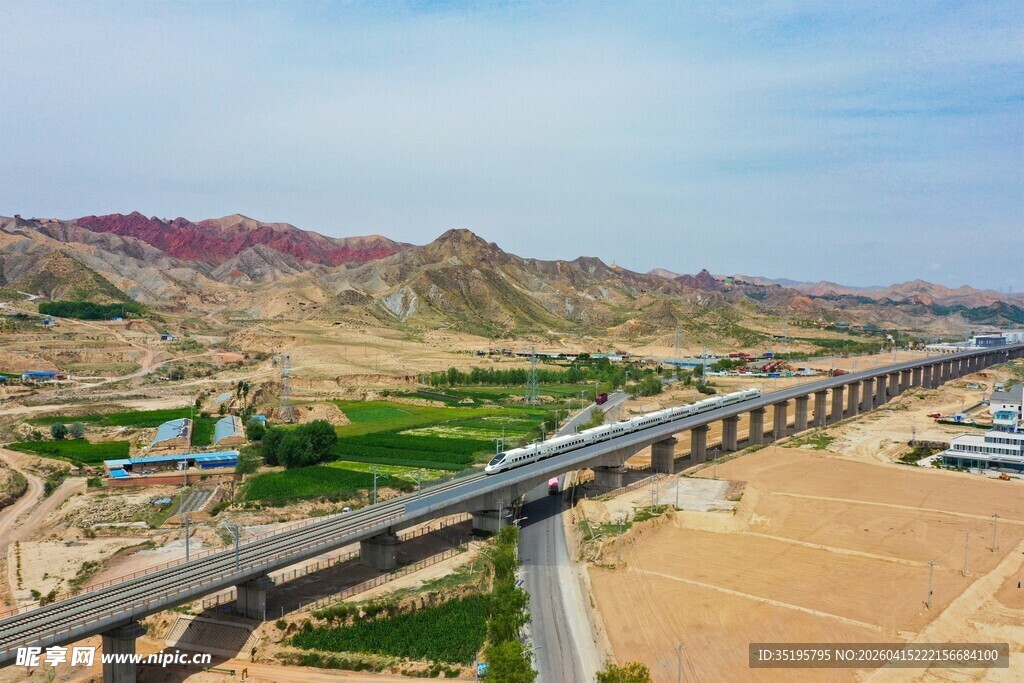 沙漠中高架桥景观