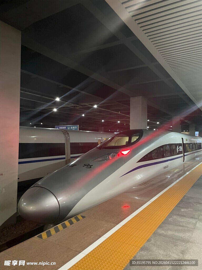 高铁站台上的银色高速列车