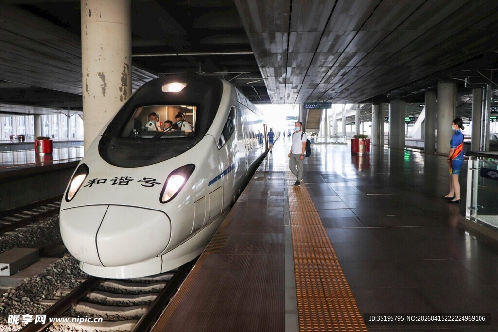 高铁站台上的高速列车