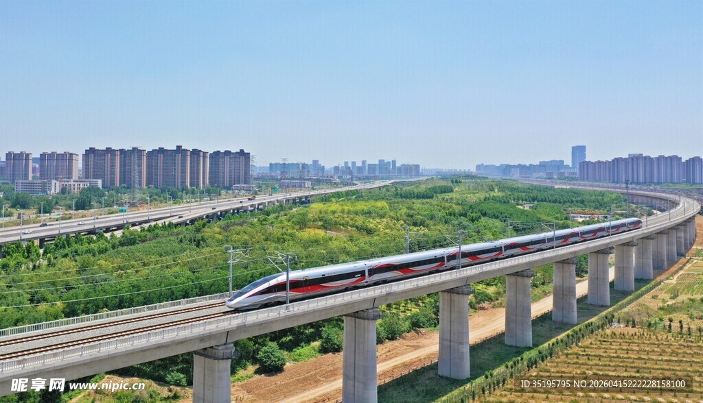 高架桥上行驶的一列列车