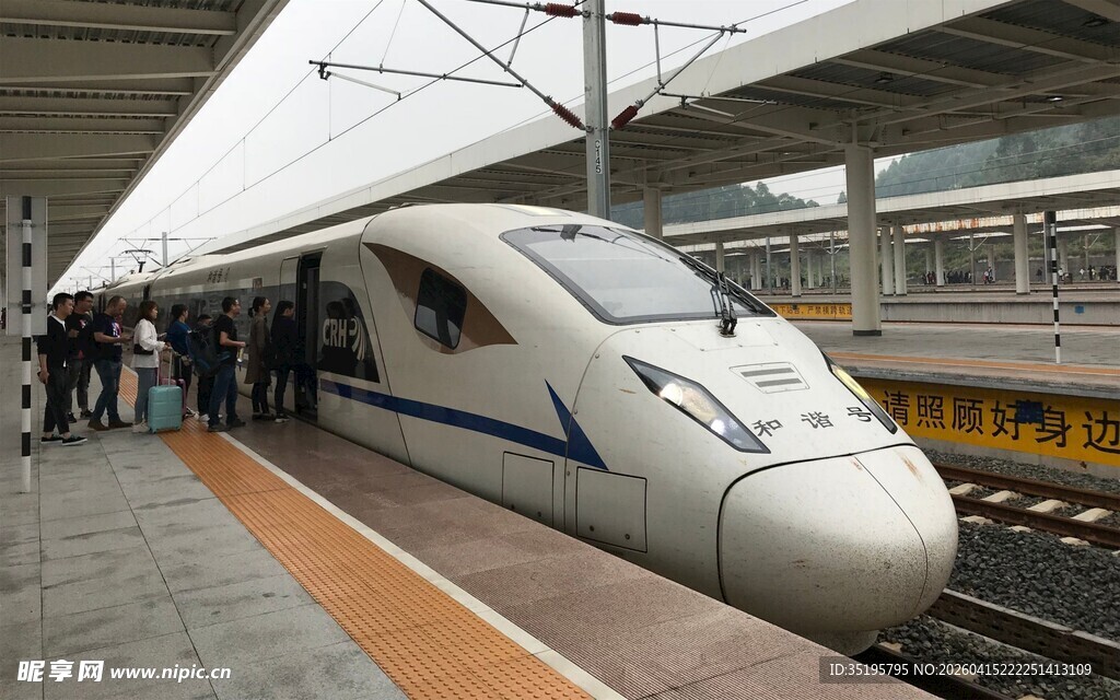 高铁站台上的高速列车