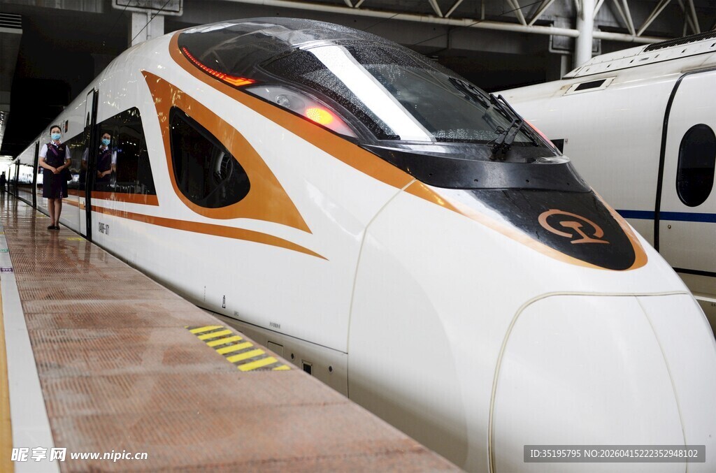 高速列车停靠站台