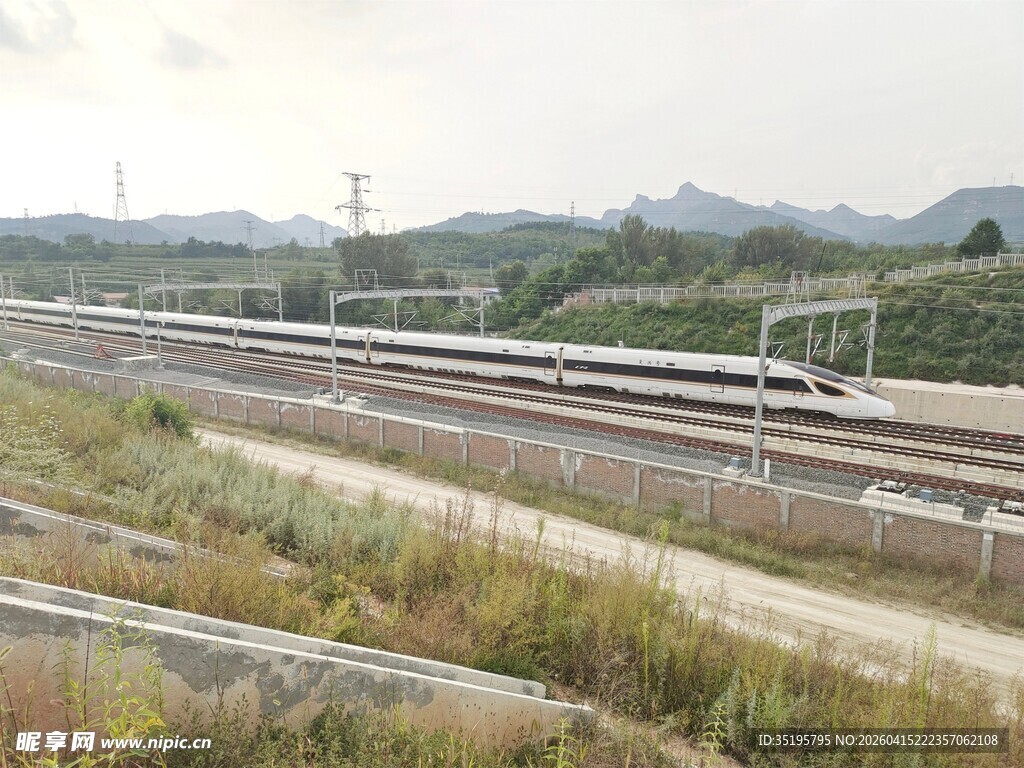 高速行驶的现代化铁路列车
