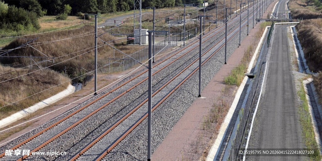 俯瞰铁路与公路并行场景