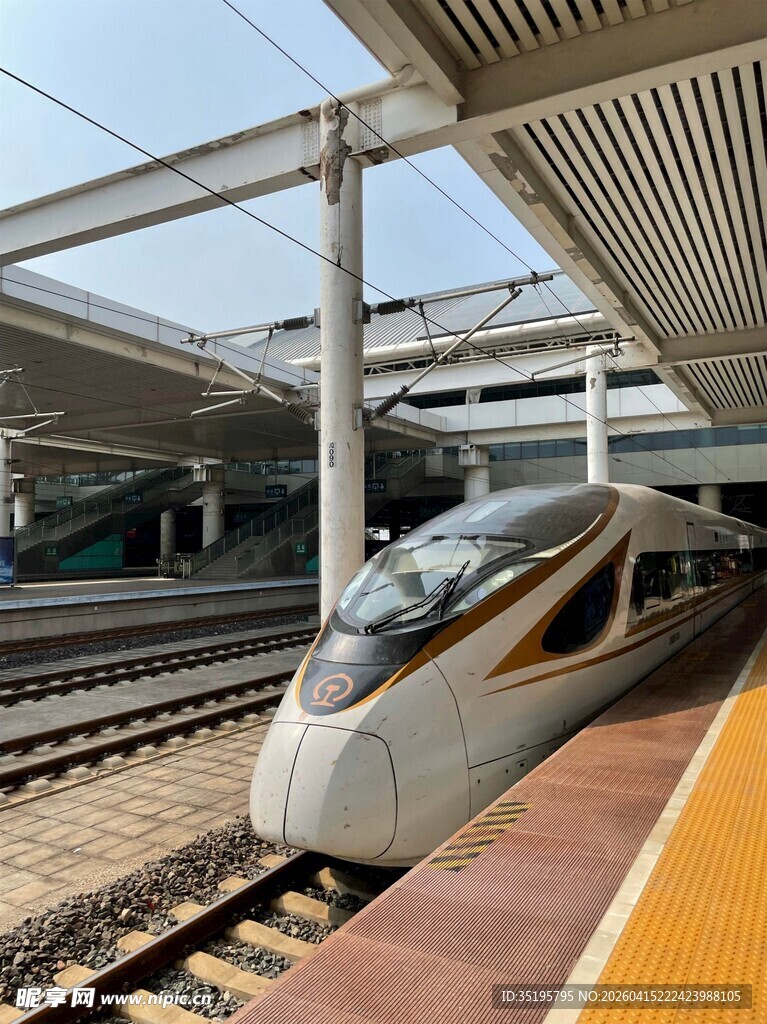 高铁站台上的高速列车