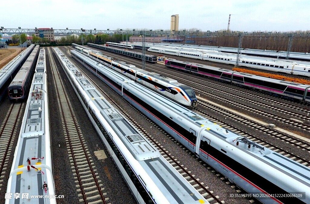 繁忙铁路站场中的多列列车