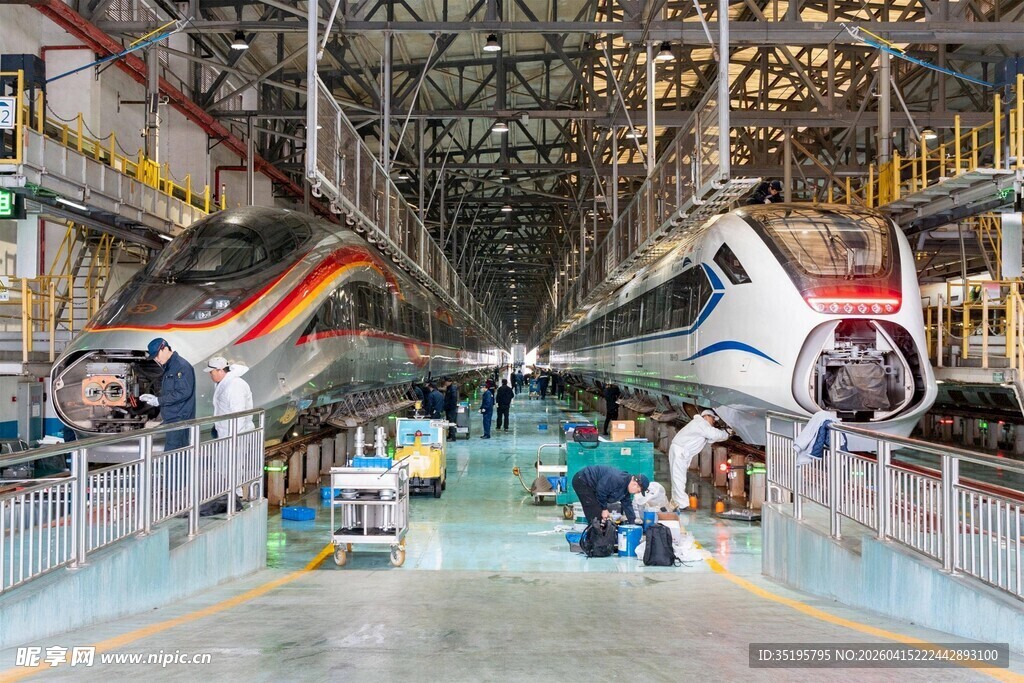 高铁生产车间繁忙景象