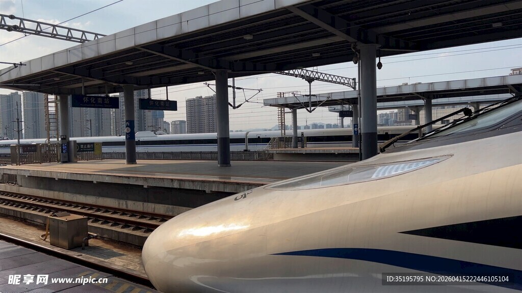 高速列车停靠在站台