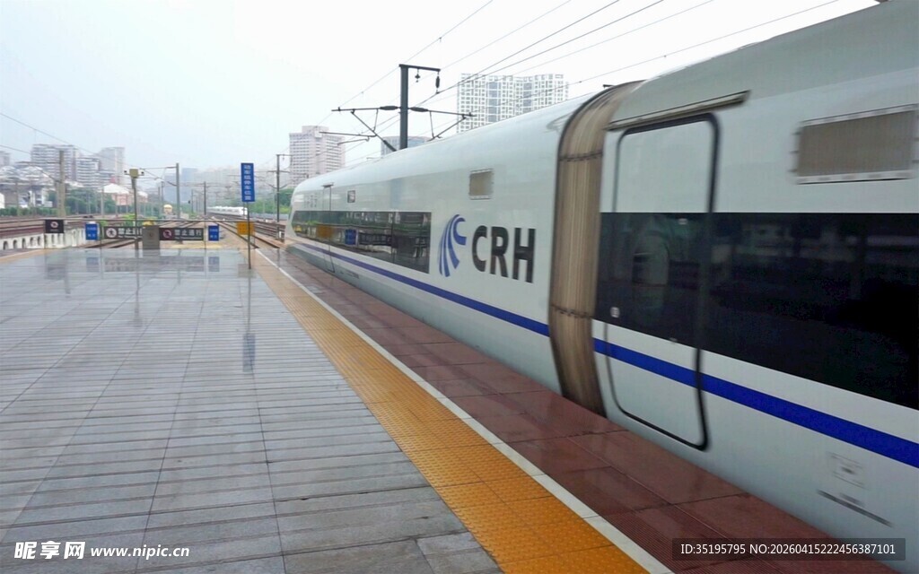 站台边的高速列车