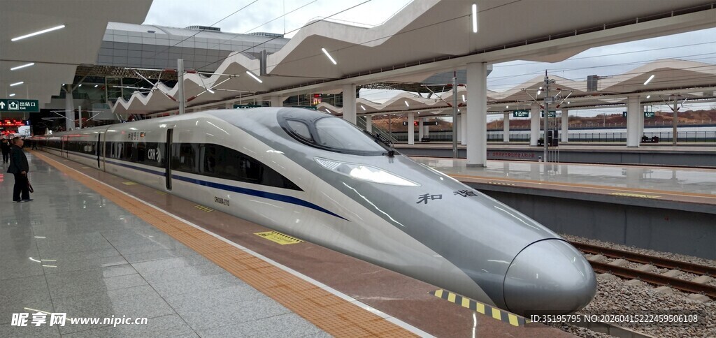 高铁站台上的高速列车