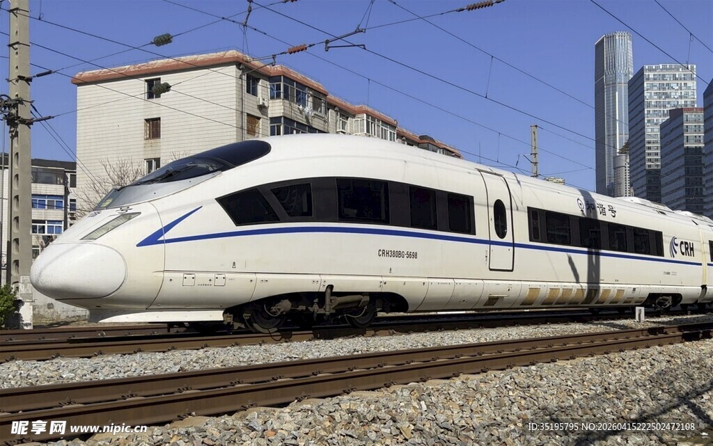 高速列车行驶于城市旁