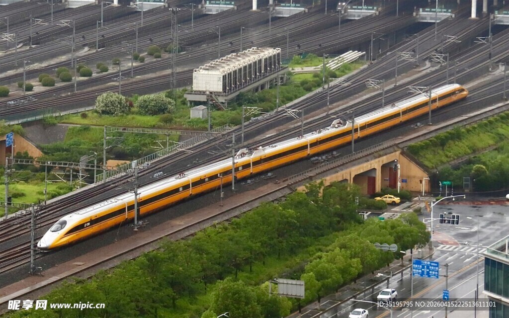 高速列车穿梭于城市景观