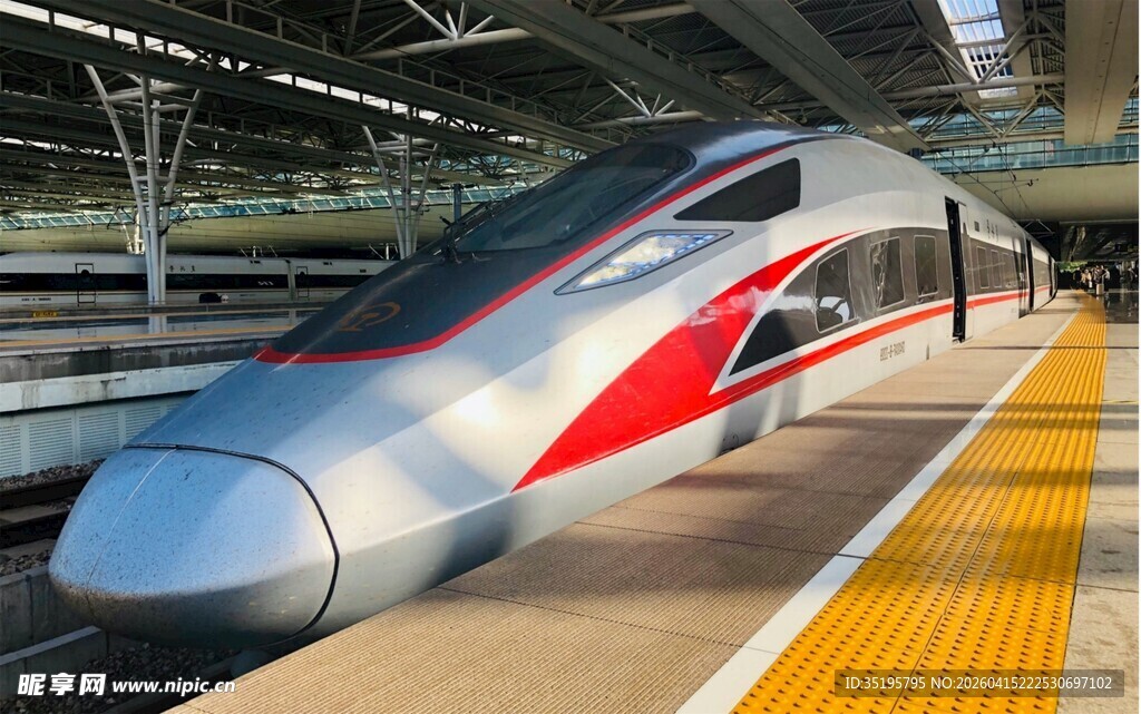 高速列车停靠车站
