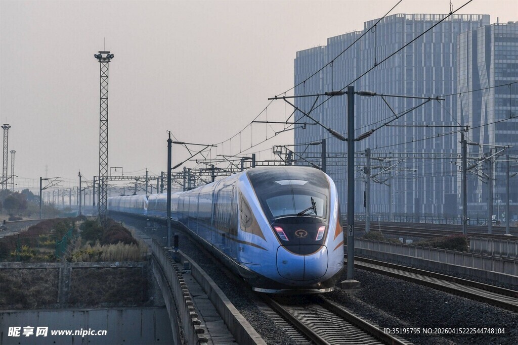 高速列车穿梭于城市轨道