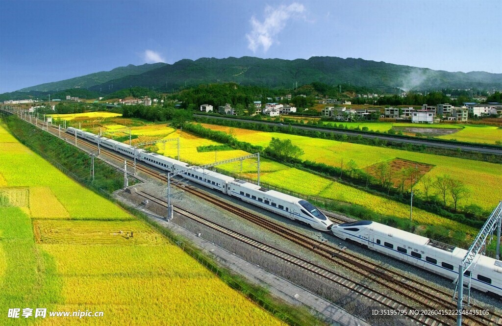 高铁穿行于田园美景间