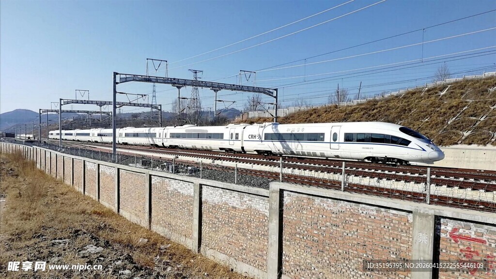 高速行驶的现代化高铁列车