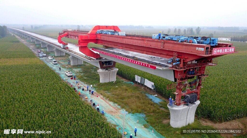 大型架桥机施工壮观场景