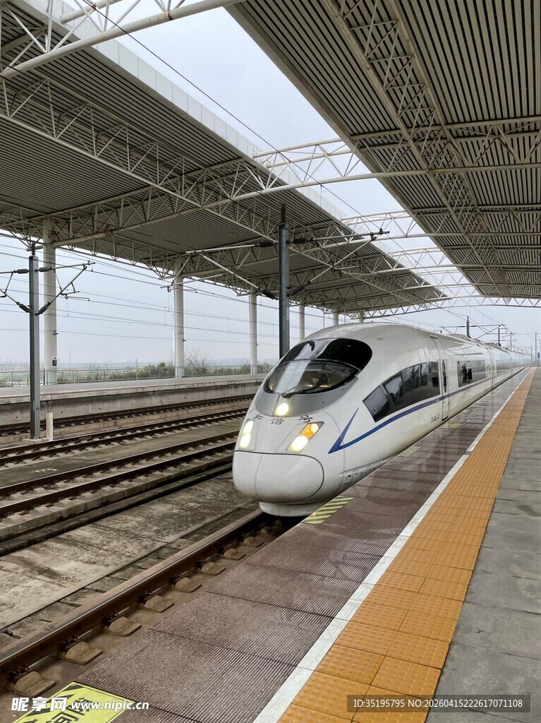 高铁站台上的高速列车