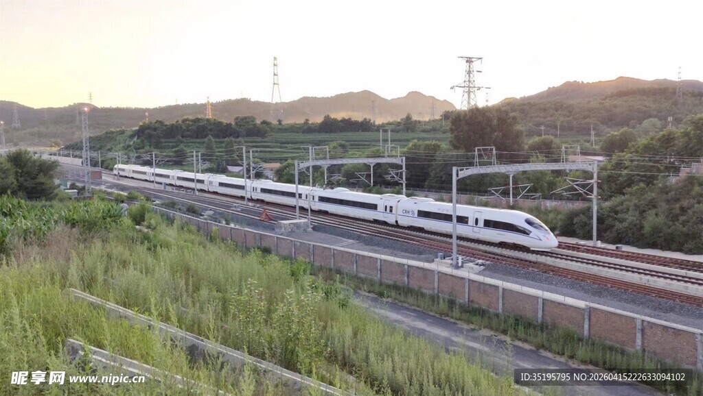 夕阳下高速行驶的高铁列车