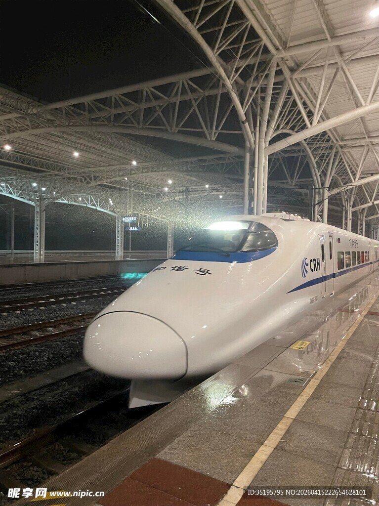 高铁站台上的高速列车