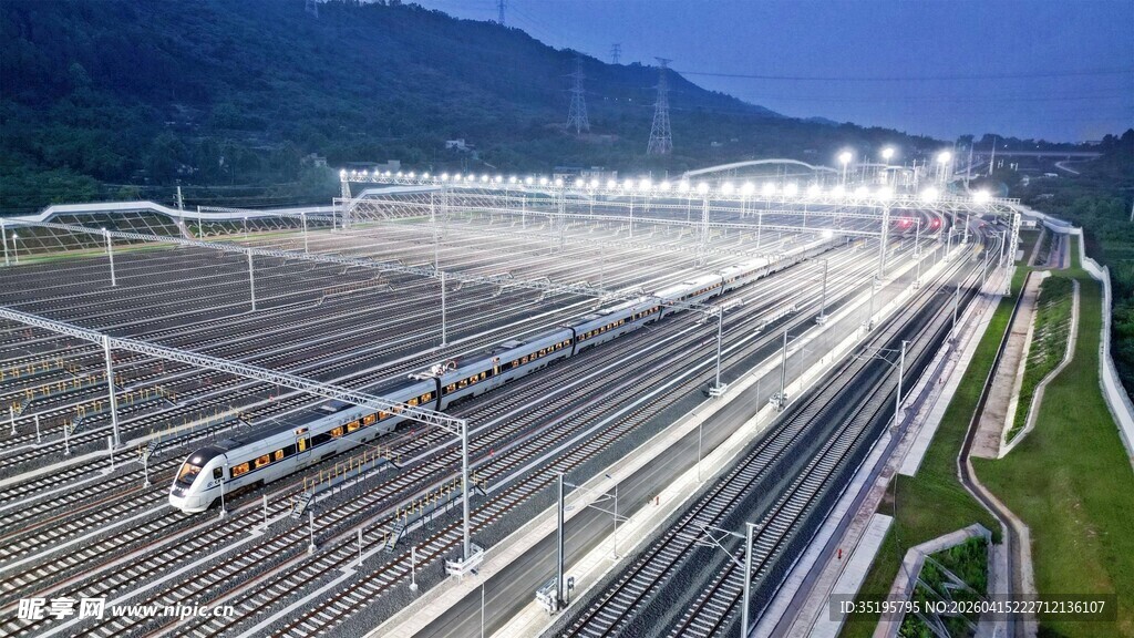夜幕下的铁路编组站