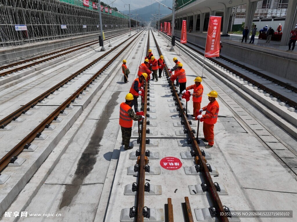 铁路工人忙碌于轨道作业