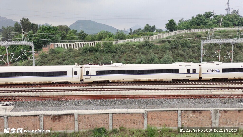 高速列车行驶在轨道上