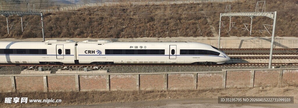 高速列车行驶于轨道间