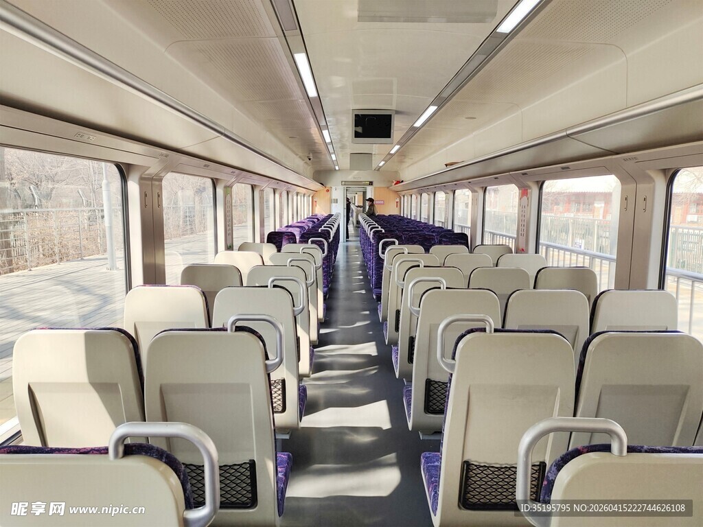 男子于空荡列车内舒展身姿