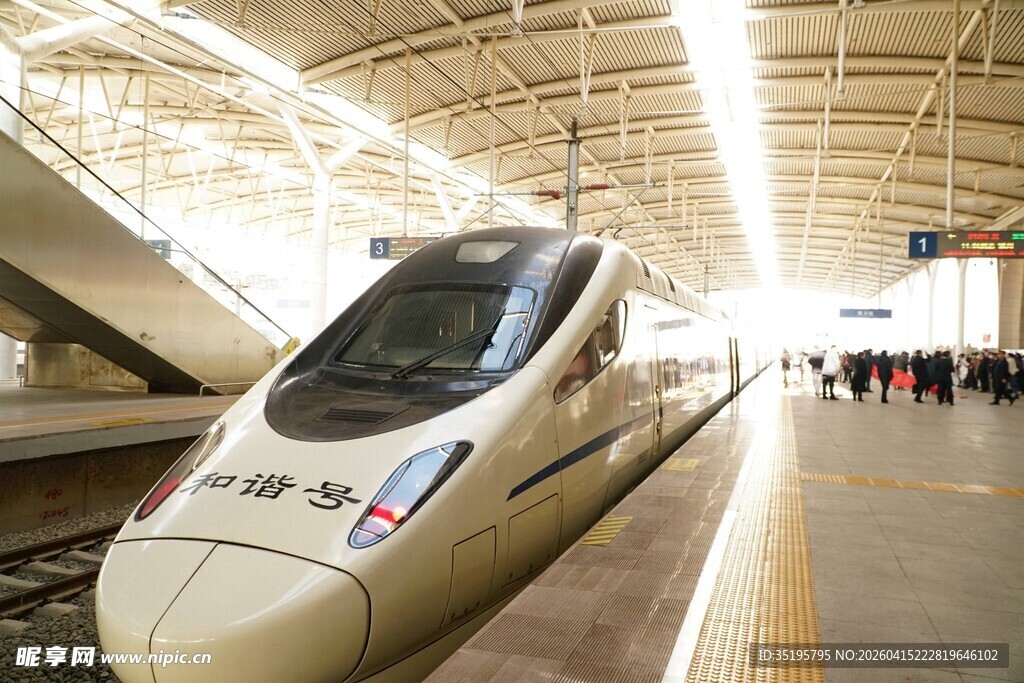 高铁站台上的高速列车