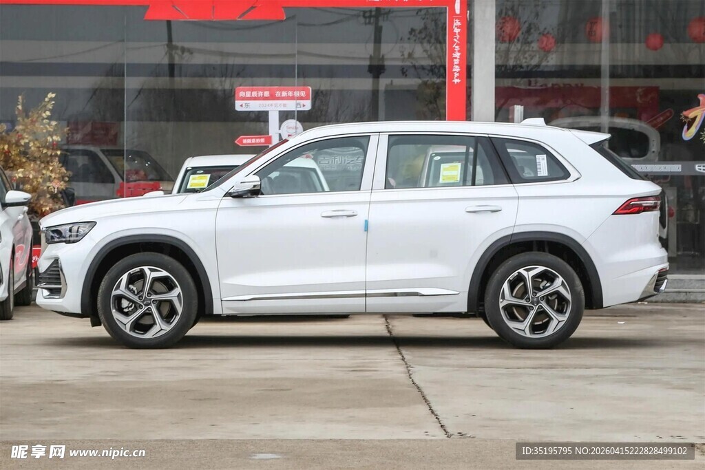 白色SUV停于户外场景