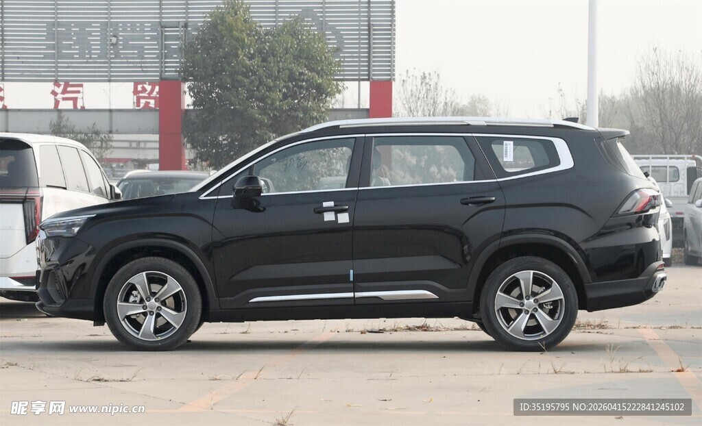 黑色SUV停于户外停车场