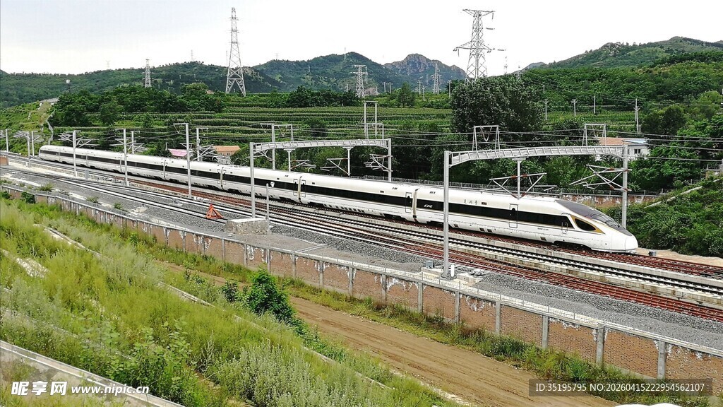 高速列车穿行于青山绿野间