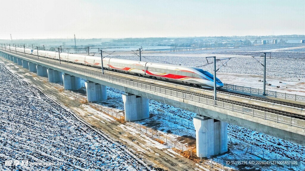 冬日铁轨上行驶的高速列车