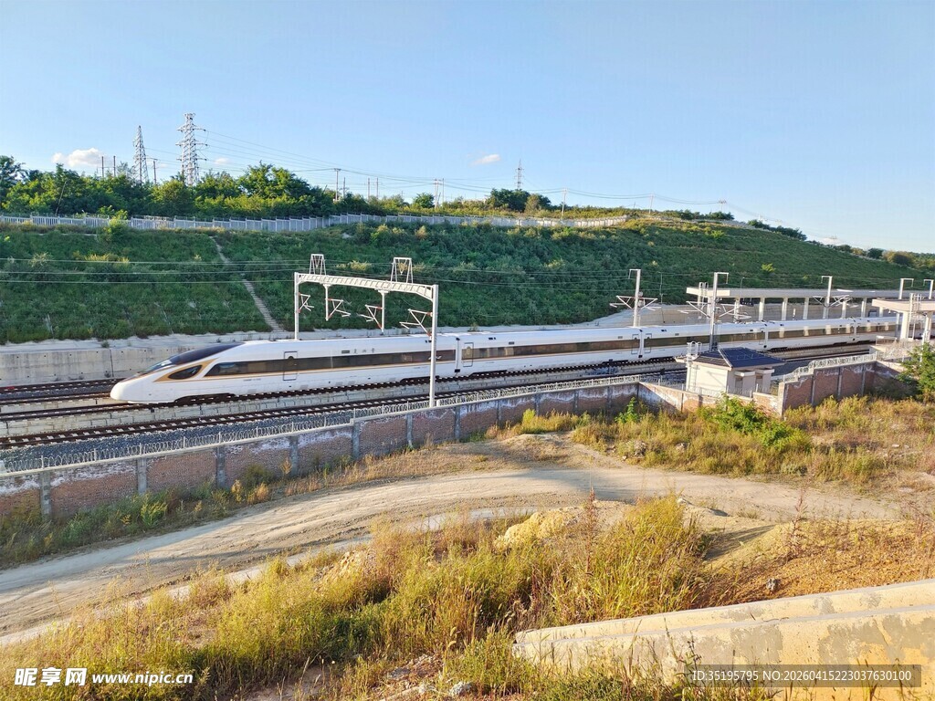 高速列车驰骋于开阔地带