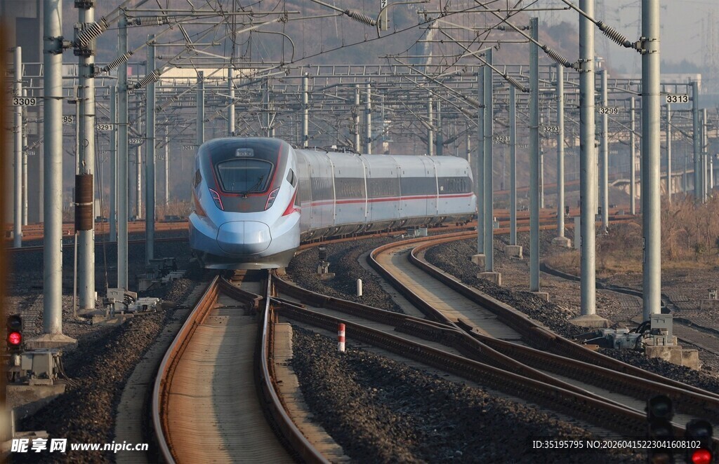 高速列车行驶在铁轨上